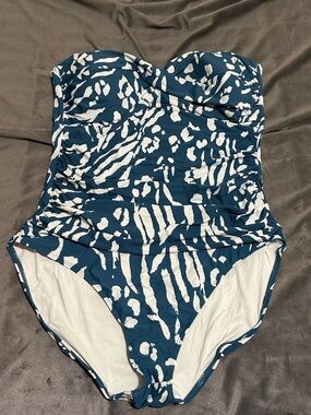 Anne Cole one piece swim suit
Size 16